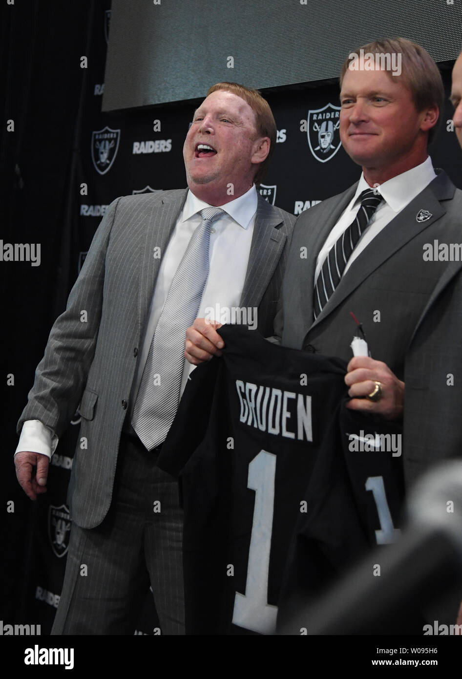 Oakland Raiders nouvel entraîneur-chef John Gruden pose avec propriétaire Mark Davis (L) à l'Administration centrale dans la région de Raiders Alameda, Californie le 9 janvier 2018. Photo par Terry Schmitt/UPI Banque D'Images