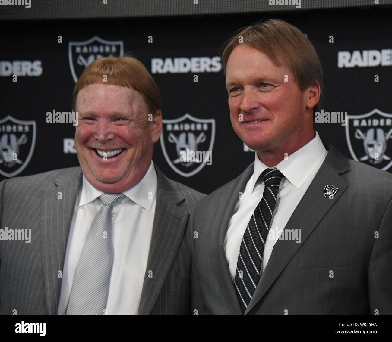 Oakland Raiders nouvel entraîneur-chef John Gruden pose avec propriétaire Mark Davis (L) à l'Administration centrale dans la région de Raiders Alameda, Californie le 9 janvier 2018. Photo par Terry Schmitt/UPI Banque D'Images