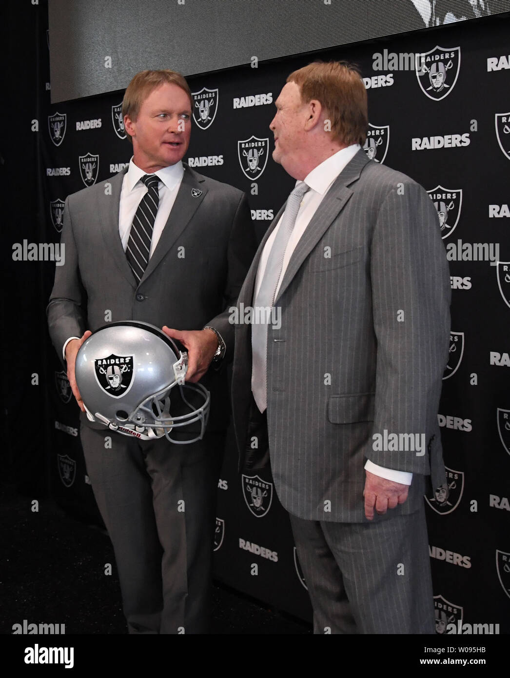 Oakland Raiders nouvel entraîneur-chef John Gruden pose avec propriétaire Mark Davis (L) à l'Administration centrale dans la région de Raiders Alameda, Californie le 9 janvier 2018. Photo par Terry Schmitt/UPI Banque D'Images
