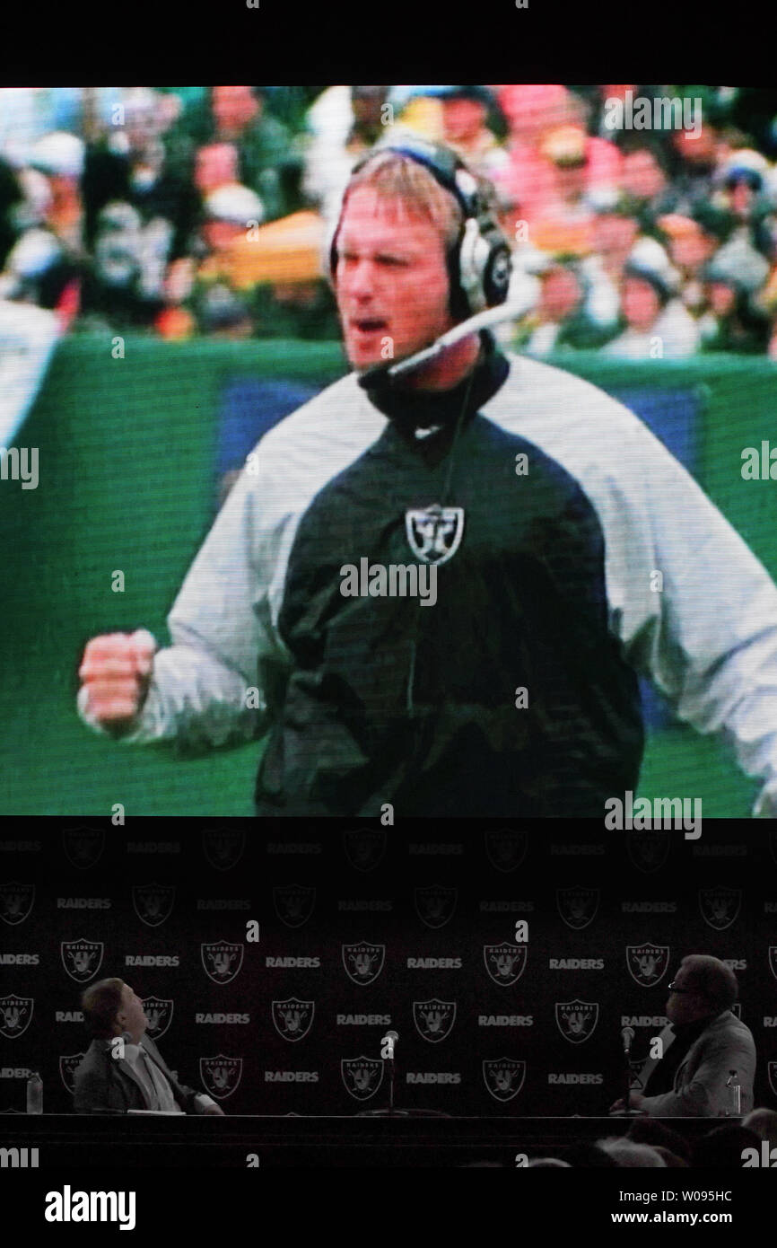 Oakland Raiders propriétaire Mark Davis (en bas à gauche) La montre une vidéo de l'entraîneur John Gruden scrutin avant le présentant à la presse au siège de Raiders à Alameda, Californie le 9 janvier 2018. Photo par Terry Schmitt/UPI Banque D'Images