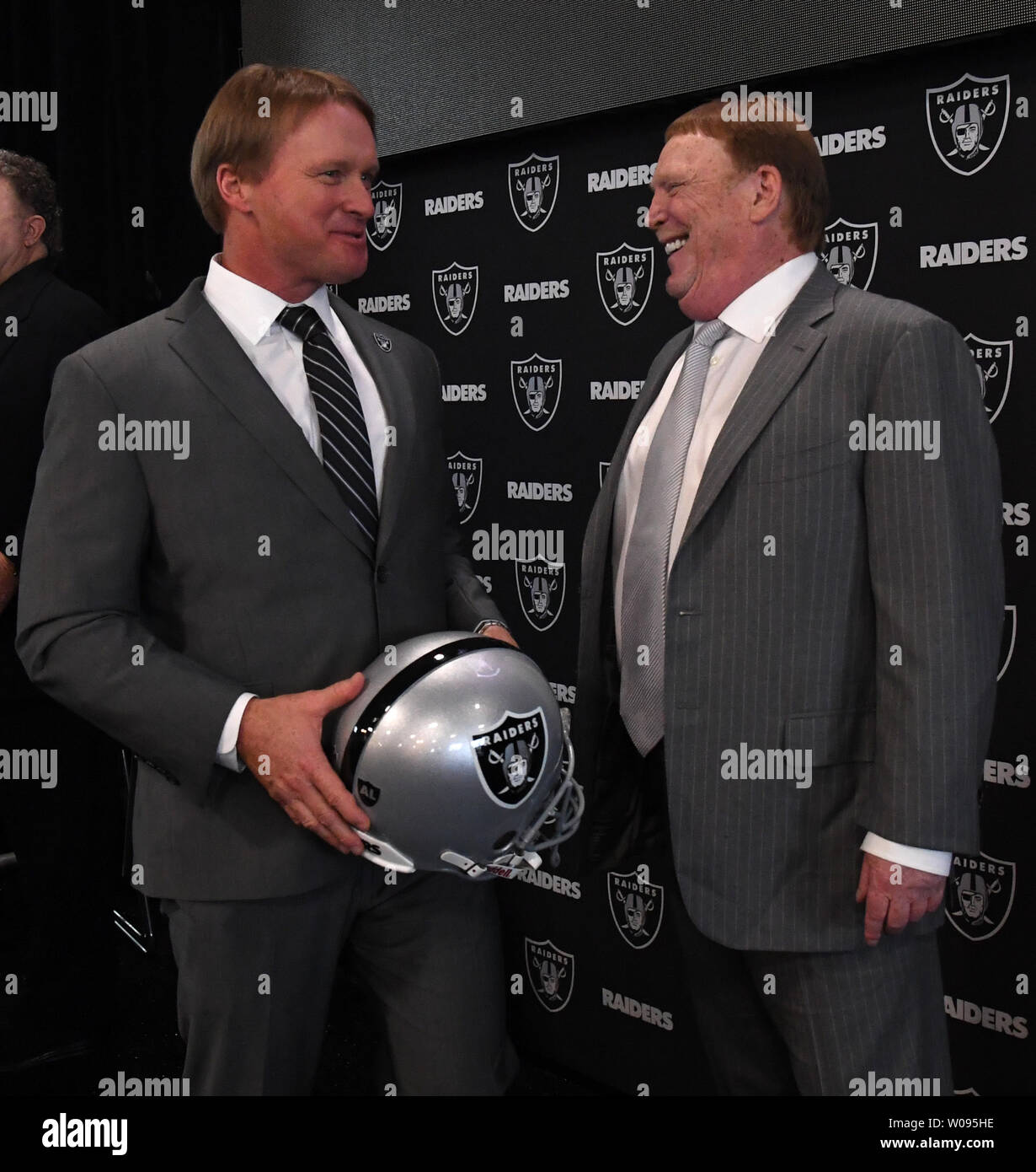 Oakland Raiders nouvel entraîneur-chef John Gruden parle avec le propriétaire Mark Davis (L) à l'Administration centrale dans la région de Raiders Alameda, Californie le 9 janvier 2018. Photo par Terry Schmitt/UPI Banque D'Images
