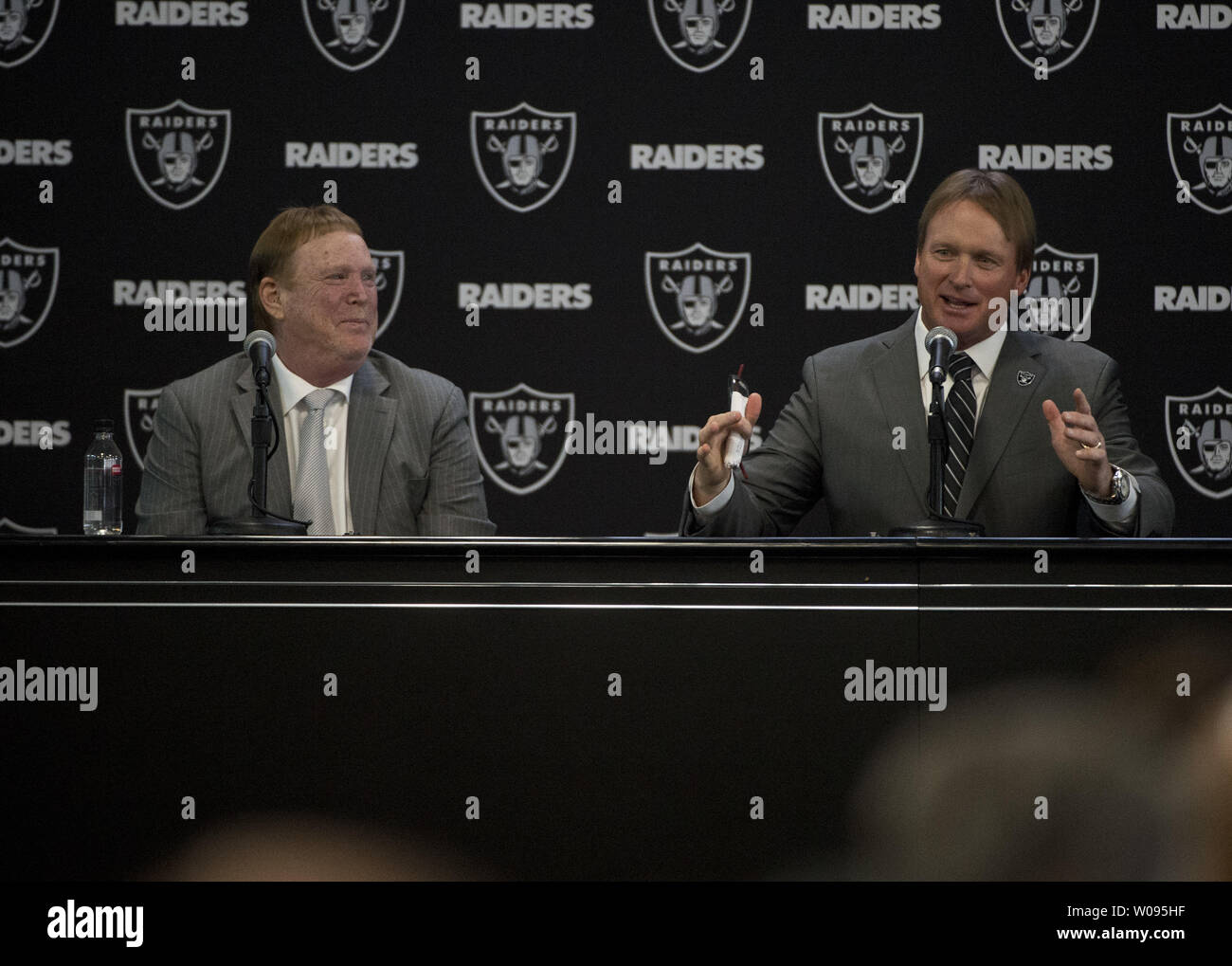 Oakland Raiders nouvel entraîneur-chef John Gruden (R) répond aux questions avec le propriétaire Mark Davis au Siège de Raiders à Alameda, Californie le 9 janvier 2018. Photo par Terry Schmitt/UPI Banque D'Images