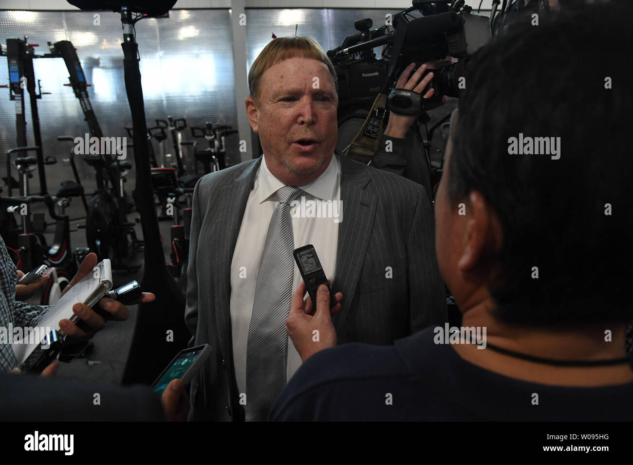 Oakland Raiders propriétaire Mark Davis (L) réponses questionsafter d'introduire une nouvelle entraîneur-chef John Gruden au Siège de Raiders à Alameda, Californie le 9 janvier 2018. Photo par Terry Schmitt/UPI Banque D'Images