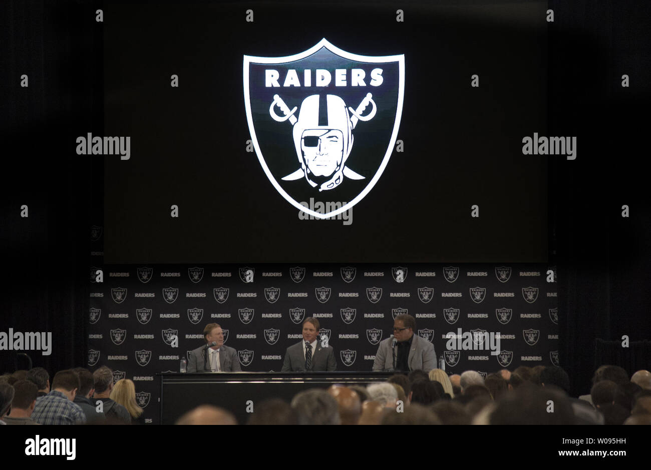 Oakland Raiders nouvel entraîneur-chef John Gruden (C) répond aux questions avec le propriétaire Mark Davis (L) et Reggie McKenzie au Siège de Raiders à Alameda, Californie le 9 janvier 2018. Photo par Terry Schmitt/UPI Banque D'Images