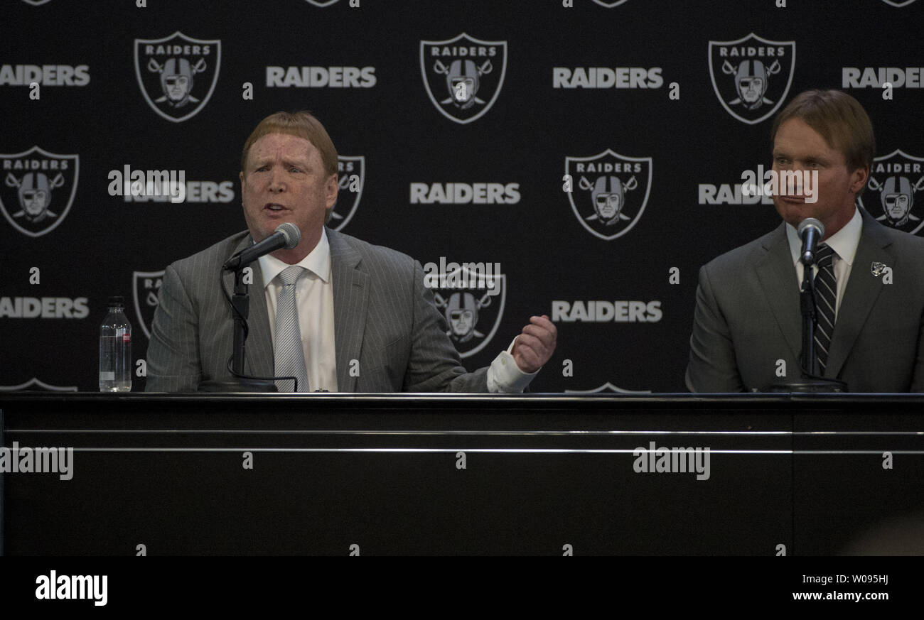 Oakland Raiders nouvel entraîneur-chef John Gruden (R) est introduit par propriétaire Mark Davis (L) à l'Administration centrale dans la région de Raiders Alameda, Californie le 9 janvier 2018. Photo par Terry Schmitt/UPI Banque D'Images