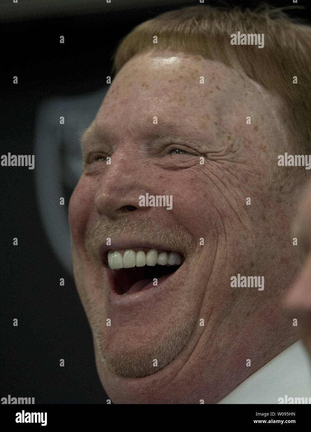 Oakland Raiders propriétaire Mark Davis rit après l'introduction de nouvel entraîneur-chef John Gruden au Siège de Raiders à Alameda, Californie le 9 janvier 2018. Photo par Terry Schmitt/UPI Banque D'Images