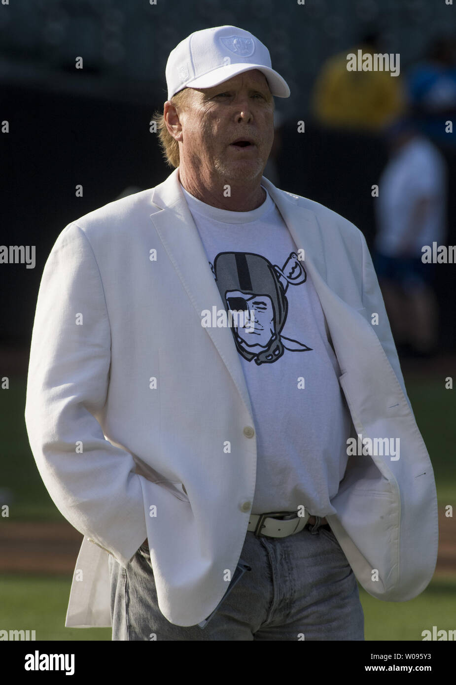 Oakland Raiders propriétaire Mark Davis observe son équipe au chaud jusqu'à jouer les Detroit Lions au Colisée à Oakland, Californie le 10 août 2018. Les raiders battu les Lions 16-10. Photo par Terry Schmitt/UPI Banque D'Images