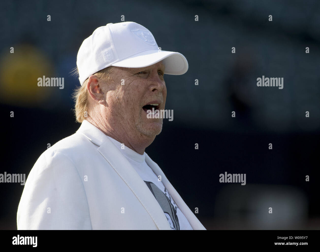Oakland Raiders propriétaire Mark Davis observe son équipe au chaud jusqu'à jouer les Detroit Lions au Colisée à Oakland, Californie le 10 août 2018. Les raiders battu les Lions 16-10. Photo par Terry Schmitt/UPI Banque D'Images