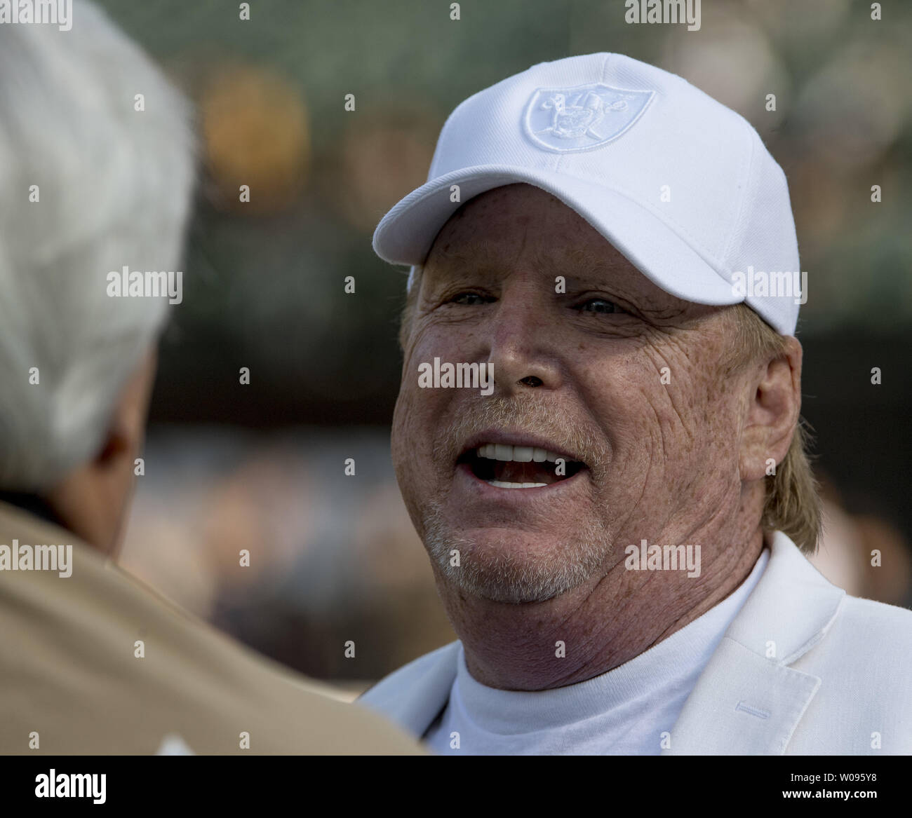 Oakland Raiders propriétaire Mark Davis s'entretient avec un ami comme les Raiders réchauffer jusqu'à jouer les Detroit Lions au Colisée à Oakland, Californie le 10 août 2018. Les raiders battu les Lions 16-10. Photo par Terry Schmitt/UPI Banque D'Images