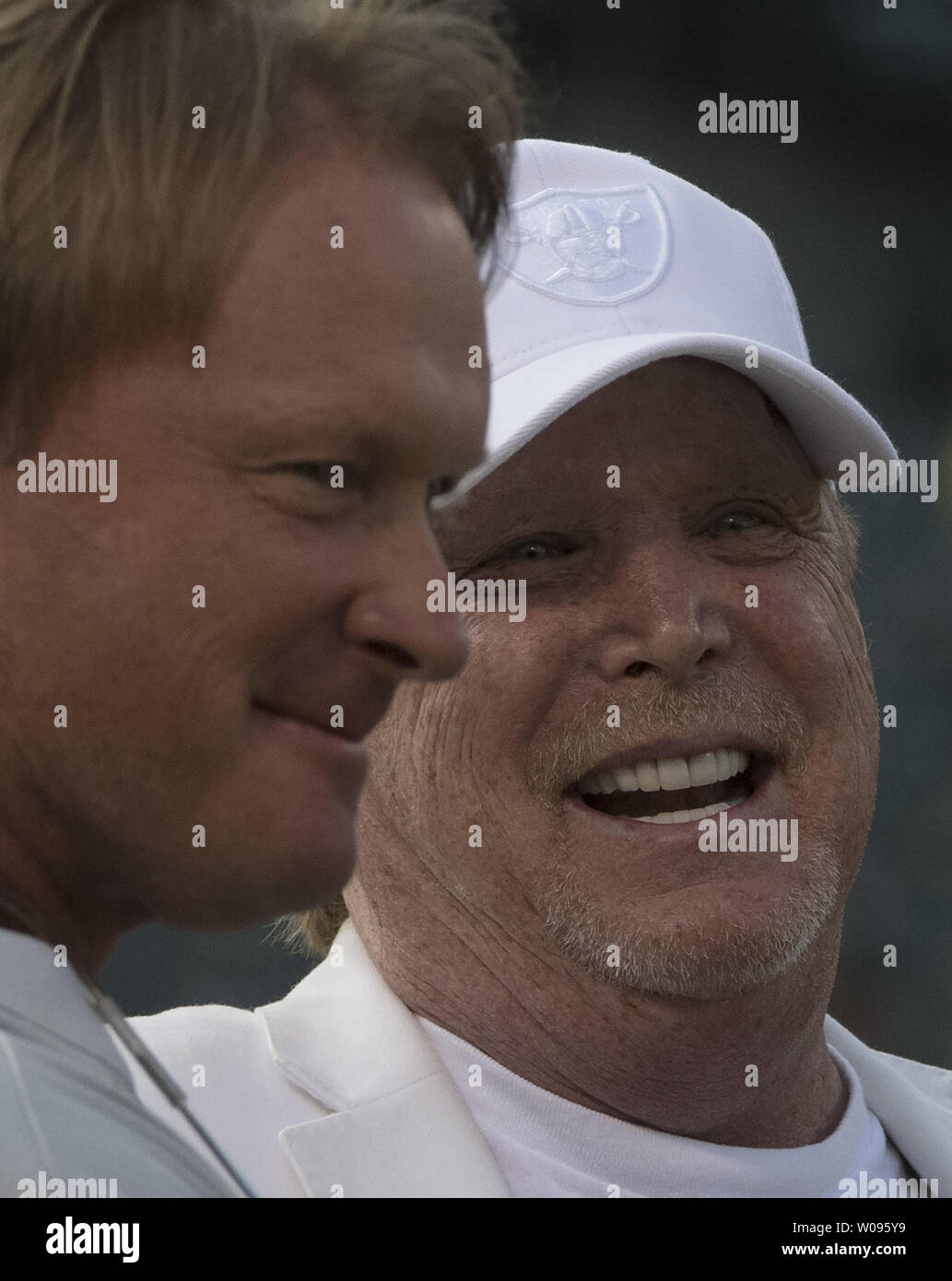 Oakland Raiders propriétaire Mark Davis (R) des blagues avec nouvel entraîneur-chef Jon Gruden que son équipe se réchauffe jusqu'à jouer les Detroit Lions au Colisée à Oakland, Californie le 10 août 2018. Les raiders battu les Lions 16-10. Photo par Terry Schmitt/UPI Banque D'Images