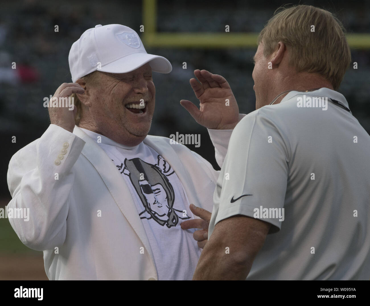 Oakland Raiders propriétaire Mark Davis (L) nouvel entraîneur-chef des blagues avec Jon Gruden que son équipe se réchauffe jusqu'à jouer les Detroit Lions au Colisée à Oakland, Californie le 10 août 2018. Les raiders battu les Lions 16-10. Photo par Terry Schmitt/UPI Banque D'Images