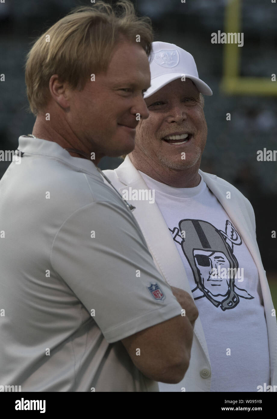 Oakland Raiders propriétaire Mark Davis (R) des blagues avec nouvel entraîneur-chef Jon Gruden que son équipe se réchauffe jusqu'à jouer les Detroit Lions au Colisée à Oakland, Californie le 10 août 2018. Les raiders battu les Lions 16-10. Photo par Terry Schmitt/UPI Banque D'Images