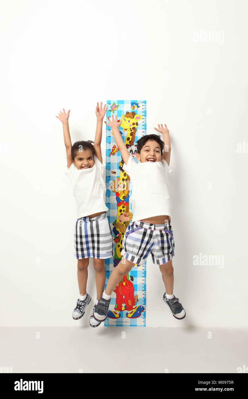 Portrait de deux enfants sautant devant une hauteur graphique Banque D'Images