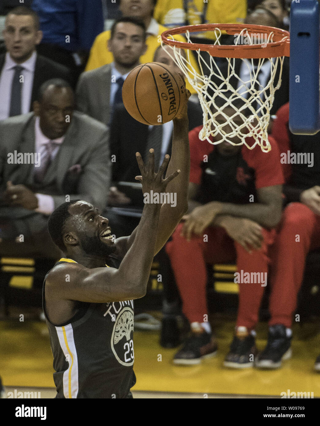 Golden State Warriors l'avant Draymond Green (23) disques durs pour le panier contre les Rockets de Houston dans la deuxième moitié de match deux des demi-finales de la Conférence Ouest de la NBA Playoffs à l'Oracle Arena à Oakland, Californie le 30 avril 2019. Les guerriers vaincus les Rockets 115-109 de prendre un plomb de 2-0 dans la série. Photo par Terry Schmitt/UPI Banque D'Images