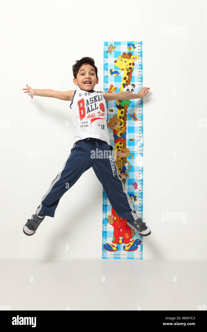 Portrait d'un garçon sautant devant une hauteur graphique Banque D'Images