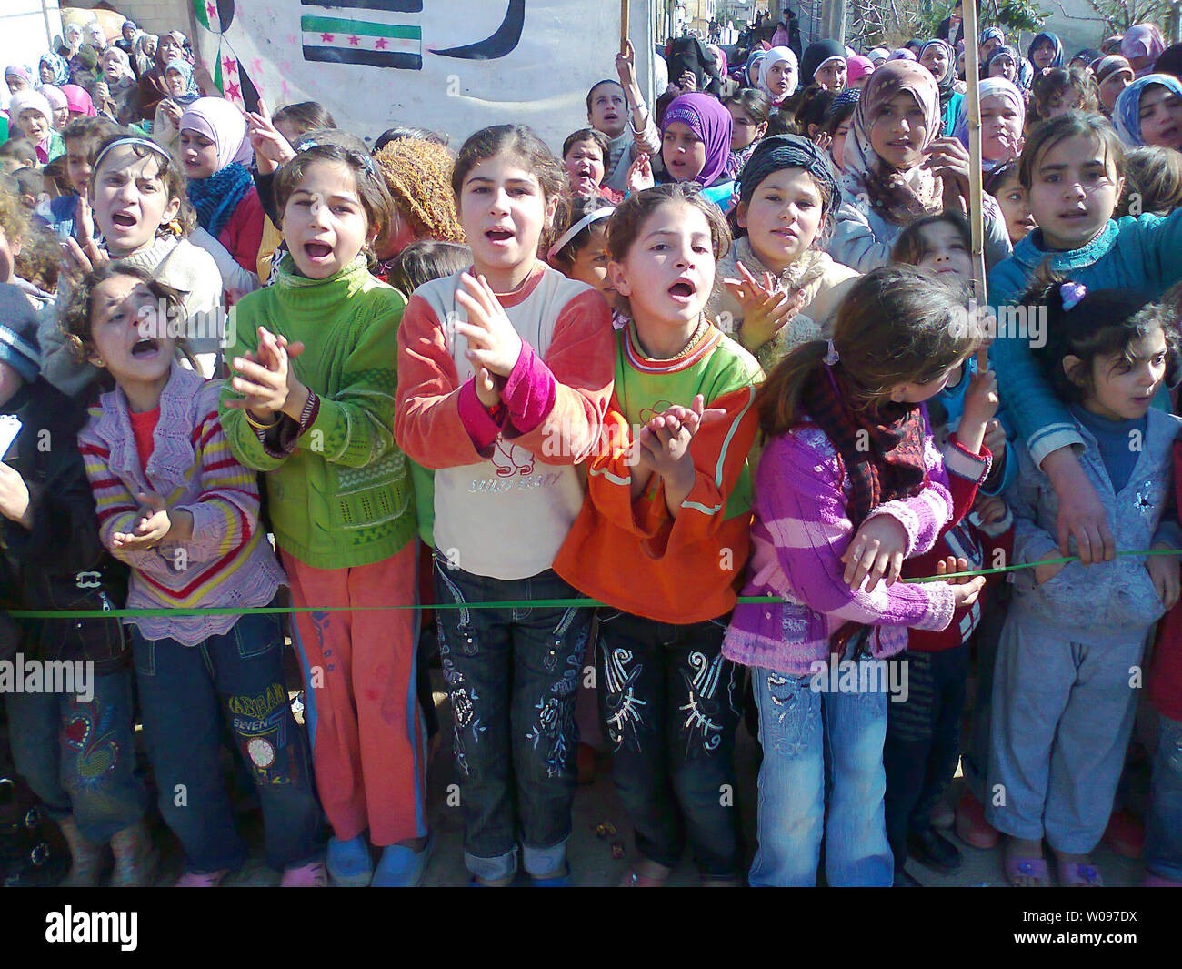 Les enfants syriens assister à la manifestation de protestation contre la Syrie Le Président Bachar al-Assad en Jser AL-shgor à Idlib, au nord de la capitale Damas, Syrie le 4 février 2012. La Ligue arabe va continuer à travailler pour mettre fin à la violence politique en Syrie pour éviter une intervention militaire étrangère, après la Russie et la Chine a bloqué une résolution de l'ONU condamnant Damas, chef de la ligue Nabil al-Arabi a dit. UPI Banque D'Images