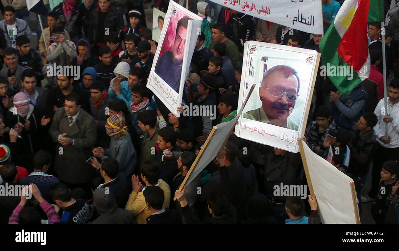 Les manifestants réunis lors d'une manifestation contre le président Bachar al-Assad, dans Al-drbaseh, Syrie du Nord, le 14 février 2012. Les forces gouvernementales syriennes ont renouvelé leur assaut sur la ville rebelle de Homs mardi, à ce que décrit comme des militants les plus gros bombardements en jours, qu'avec les Nations Unies, les droits de l'homme chef suscité la crainte de guerre civile. UPI Banque D'Images