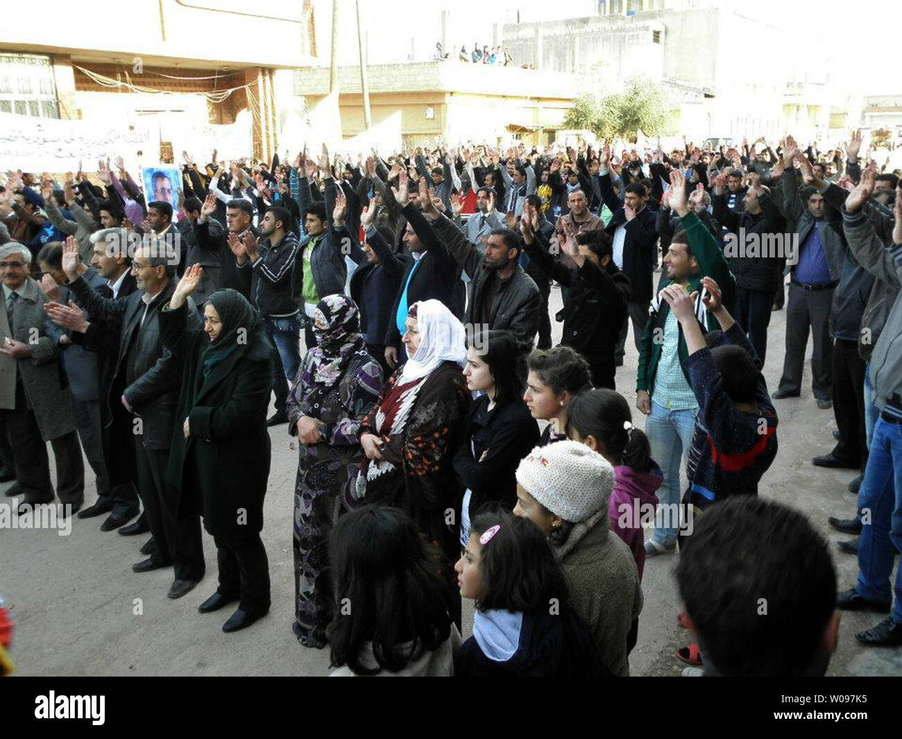 Les manifestants réunis lors d'une manifestation contre le président Bachar al-Assad, dans Al-drbaseh, Syrie du Nord, le 14 février 2012. Les forces gouvernementales syriennes ont renouvelé leur assaut sur la ville rebelle de Homs mardi, à ce que décrit comme des militants les plus gros bombardements en jours, qu'avec les Nations Unies, les droits de l'homme chef suscité la crainte de guerre civile. UPI Banque D'Images