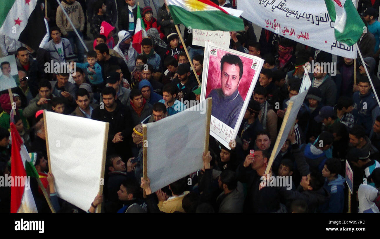 Les manifestants réunis lors d'une manifestation contre le président Bachar al-Assad, dans Al-drbaseh, Syrie du Nord, le 14 février 2012. Les forces gouvernementales syriennes ont renouvelé leur assaut sur la ville rebelle de Homs mardi, à ce que décrit comme des militants les plus gros bombardements en jours, qu'avec les Nations Unies, les droits de l'homme chef suscité la crainte de guerre civile. UPI Banque D'Images