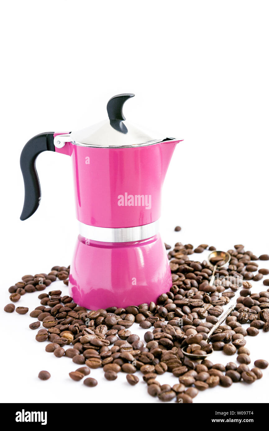 Grain de café, cafetière rose et cuillères on white Banque D'Images