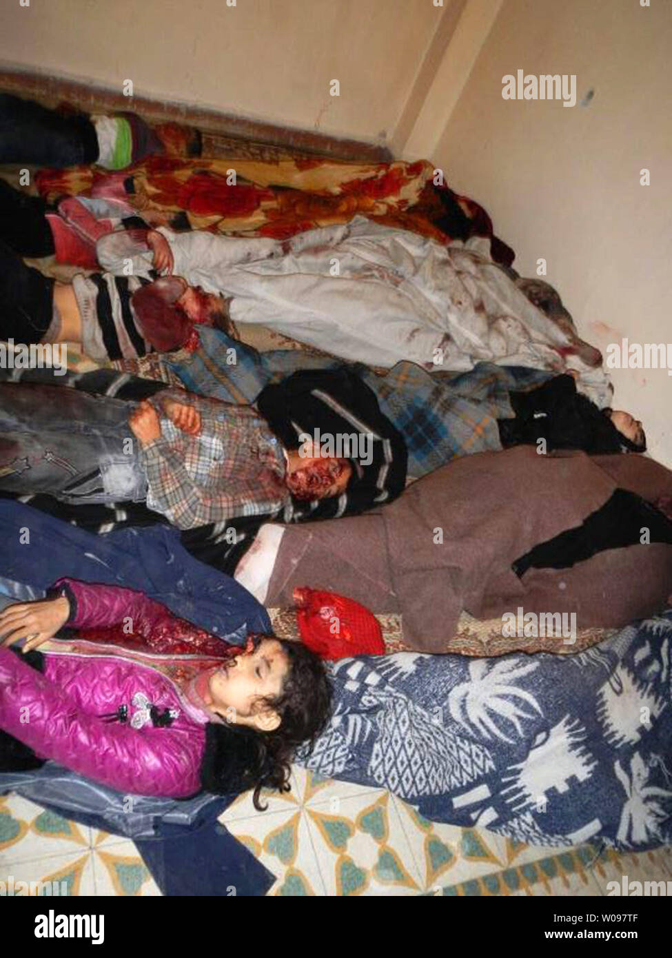 Les corps d'enfants sont mis à disposition sur l'étage à la morgue de fortune dans la région de Bab al-Sebaa, un quartier dans la ville de Homs en syrie, le 12 mars 2012. Les corps de 47 femmes et enfants ont été trouvés dans le Karm el-Zaytoun et al-Adawiyeh quartiers de la ville syrienne assiégée de Homs, où les forces de sécurité ont été combats faisant rage batailles contre des rebelles armés, l'opposition et des militants a dit. UPI Banque D'Images