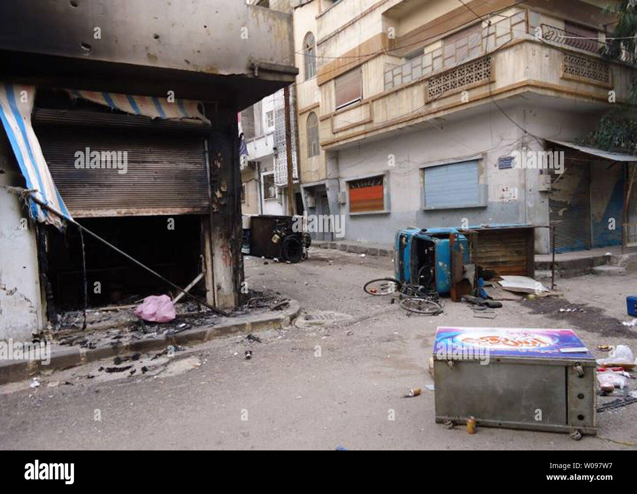 Les bâtiments endommagés sont vus à Karm al-Zeitoun près de Homs, 13 mars 2012, le 13 mars 2012. Des militants syriens a déclaré lundi que des hommes armés pro-gouvernementales ont tué plusieurs personnes, y compris des enfants dans un fief rebelle repris par le gouvernement dans la ville centrale de Homs, comme le président syrien Bachar al-Assad a annoncé une élection parlementaire le 7 mai. L'UPI. Banque D'Images