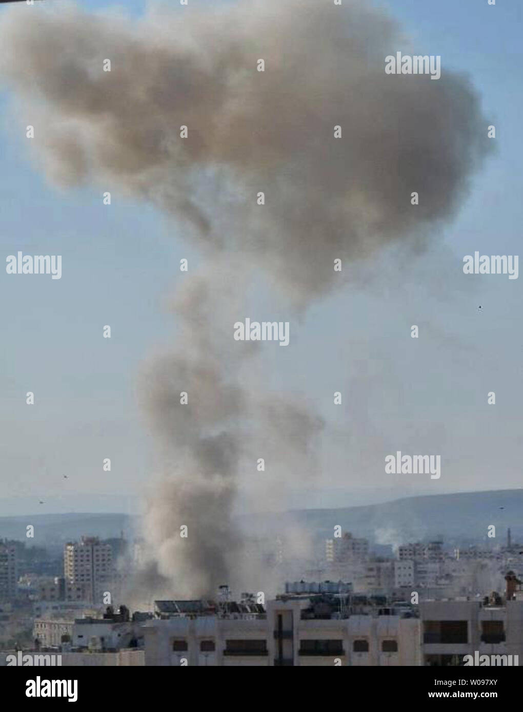 La fumée monte à partir de Damas après deux explosions ont frappé des complexes de sécurité dans la capitale syrienne Damas le 17 mars 2012. République des fonctionnaires du ministère de la santé a déclaré qu'au moins 27 personnes ont été tuées et 97 blessées dans les deux explosions qui a frappé la capitale syrienne Damas. Une explosion a eu lieu près de l'administration centrale du renseignement de l'air syrienne, la télévision syrienne a dit. UPI Banque D'Images