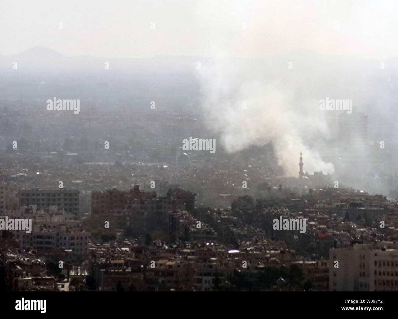 La fumée monte à partir de Damas après deux explosions ont frappé des complexes de sécurité dans la capitale syrienne Damas le 17 mars 2012. République des fonctionnaires du ministère de la santé a déclaré qu'au moins 27 personnes ont été tuées et 97 blessées dans les deux explosions qui a frappé la capitale syrienne Damas. Une explosion a eu lieu près de l'administration centrale du renseignement de l'air syrienne, la télévision syrienne a dit. UPI Banque D'Images
