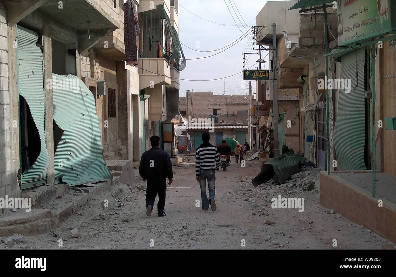 Bâtiment endommagé sont vus dans Taftanaz, village à l'est d'Idlib, en Syrie le 5 avril 2012. Gouvernement syrien des bombardements et des offensives contre les villes tenues par les rebelles ont tué des dizaines de civils à travers le pays le dit militants. Le président syrien Bashar Assad a accepté un cessez-le-feu négocié par échéance envoyé international Kofi Annan, qui appelle à ses forces de se retirer des villes par le mardi et pour le gouvernement et les rebelles à déposer les armes par 6 heures du matin heure locale jeudi. UPI Banque D'Images