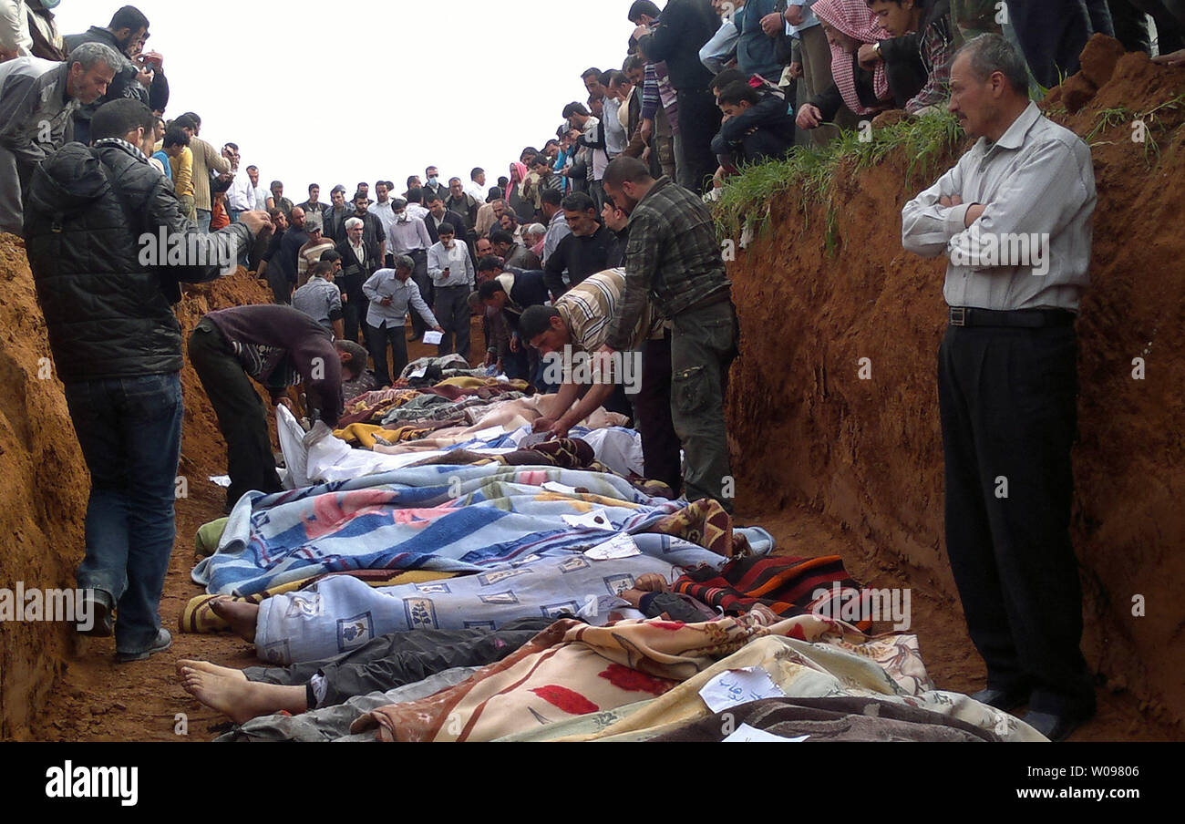 Les gens enterrent les corps des hommes disent des militants ont été tués par le gouvernement syrien, dans l'armée de Taftanaz, village à l'est d'Idlib, en Syrie le 5 avril 2012. Gouvernement syrien des bombardements et des offensives contre les villes tenues par les rebelles ont tué des dizaines de civils à travers le pays le dit militants. Le président syrien Bashar Assad a accepté un cessez-le-feu négocié par échéance envoyé international Kofi Annan, qui appelle à ses forces de se retirer des villes par le mardi et pour le gouvernement et les rebelles à déposer les armes par 6 heures du matin heure locale jeudi. UPI Banque D'Images