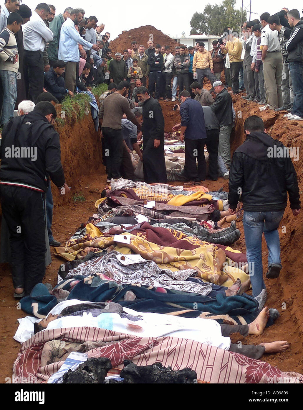 Les gens enterrent les corps des hommes disent des militants ont été tués par le gouvernement syrien, dans l'armée de Taftanaz, village à l'est d'Idlib, en Syrie le 5 avril 2012. Gouvernement syrien des bombardements et des offensives contre les villes tenues par les rebelles ont tué des dizaines de civils à travers le pays le dit militants. Le président syrien Bashar Assad a accepté un cessez-le-feu négocié par échéance envoyé international Kofi Annan, qui appelle à ses forces de se retirer des villes par le mardi et pour le gouvernement et les rebelles à déposer les armes par 6 heures du matin heure locale jeudi. UPI Banque D'Images