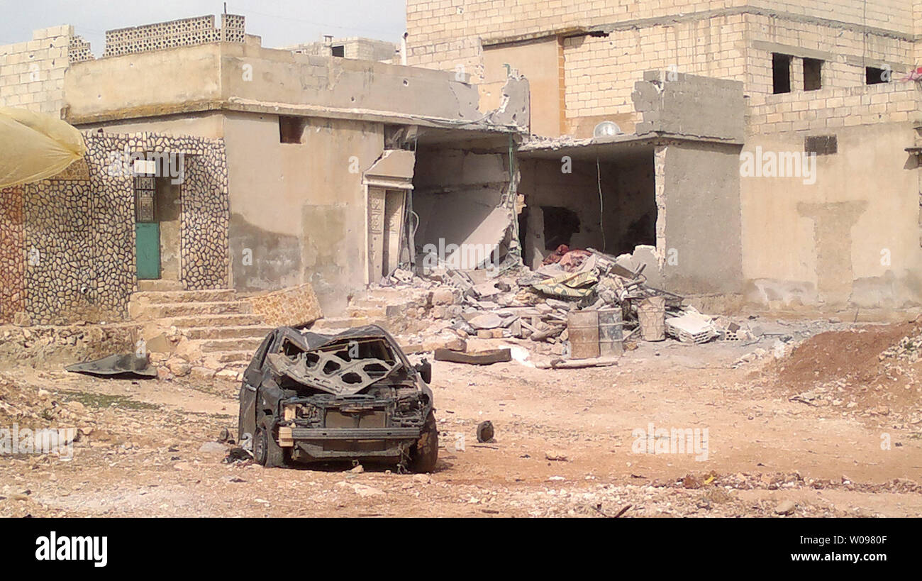 Les bâtiments endommagés sont vus dans Taftanaz, village à l'est d'Idlib, en Syrie le 5 avril 2012. Gouvernement syrien des bombardements et des offensives contre les villes tenues par les rebelles ont tué des dizaines de civils à travers le pays. Les militants Le président syrien Bashar Assad a accepté un cessez-le-feu négocié par échéance envoyé international Kofi Annan, qui appelle à ses forces de se retirer des villes par le mardi et pour le gouvernement et les rebelles à déposer les armes par 6 heures du matin heure locale jeudi. UPI Banque D'Images