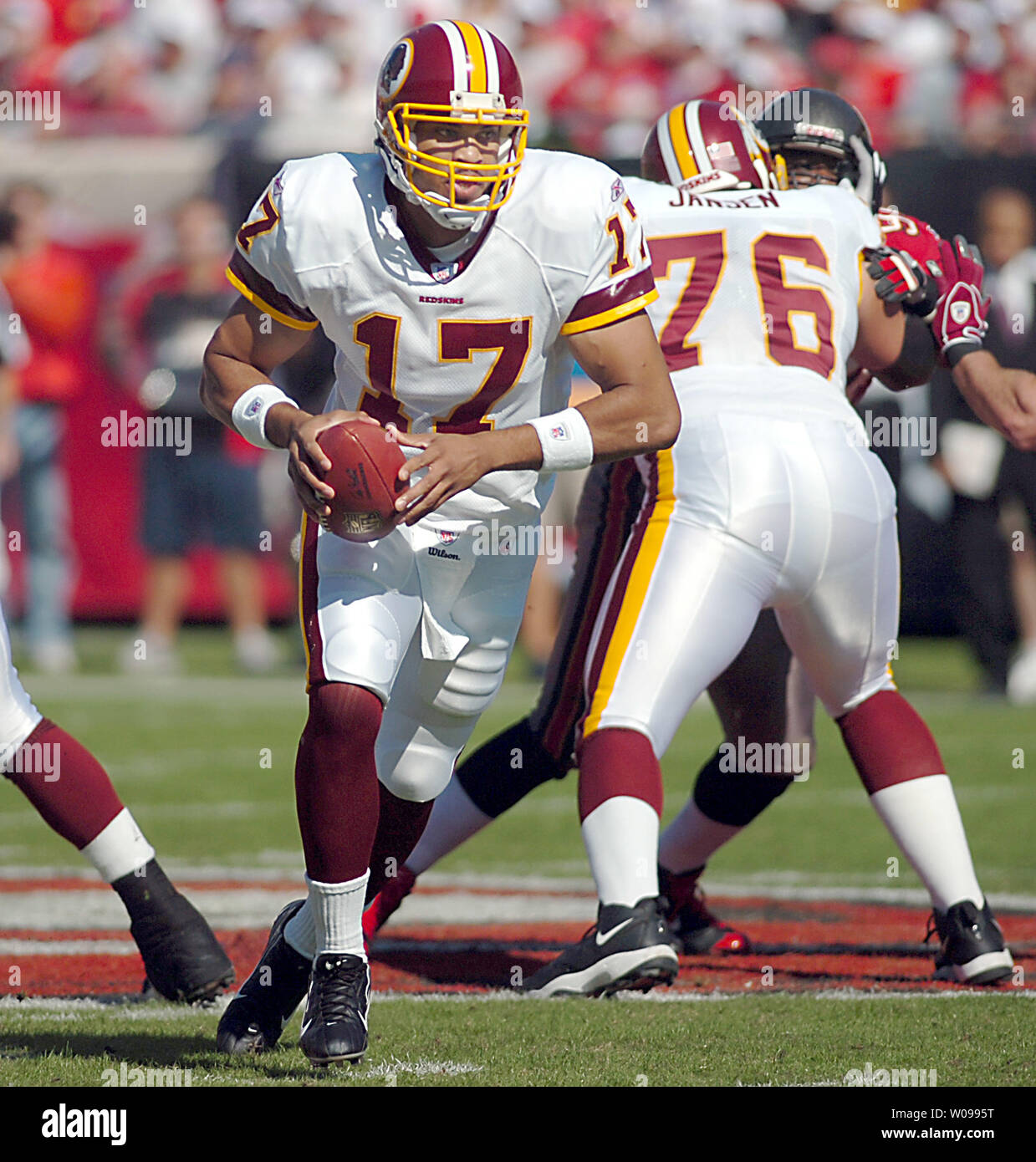 Redskins de Washington' quarterback Jason Campbell (17), dans son premier match en tant que quart partant, ressemble à une main hors de running back Ladell Betts au premier trimestre de l'action dans un match contre les Tampa Bay Buccaneers au Raymond James Stadium de Tampa, en Floride le 19 novembre 2006. Les Buccaneers battre les Redskins 20-17. (Photo d'UPI/Kapulka Cathy) Banque D'Images