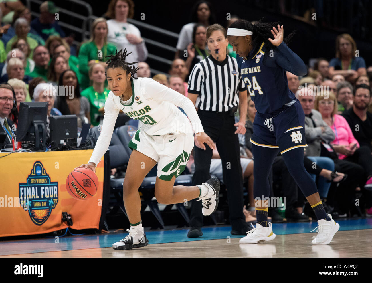 Dame Baylor Bears juteuse garde Landrum (20) porte la balle contre Notre Dame Fighting Irish guard Arike Ogunbowale (24) dans la première moitié du 2019 Basket-ball Championnat national à l'Amalie Arena à Tampa, Floride le 7 avril 2019. Photo par Kevin Dietsch/UPI Banque D'Images