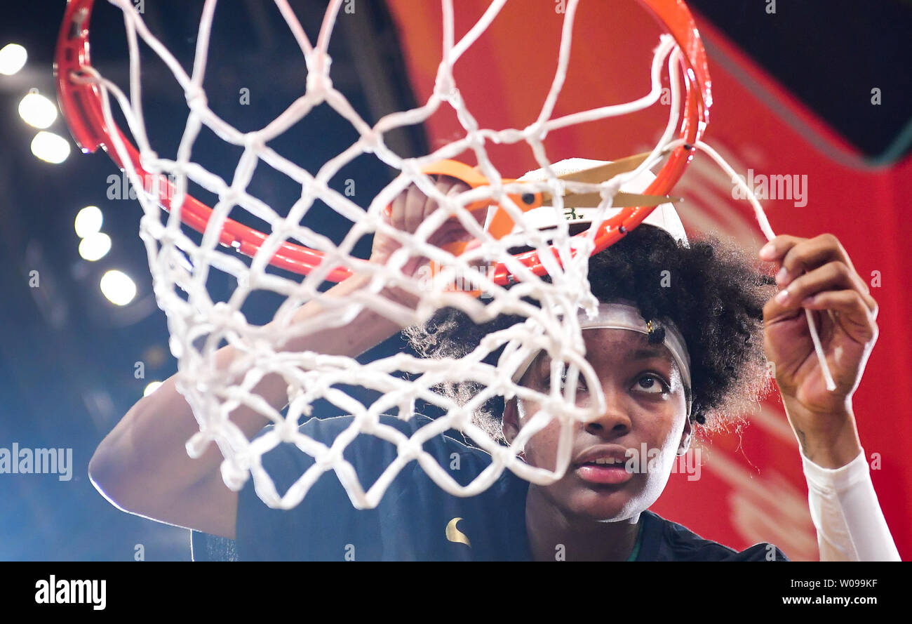 Dame Baylor Bears avant NaLyssa Smith (1) coupe le filet après la Dame de Baylor Bears défait les Notre Dame Fighting Irish 82-81 pour gagner le 2019 Basket-ball Championnat national à l'Amalie Arena à Tampa, Floride le 7 avril 2019. Photo par Kevin Dietsch/UPI Banque D'Images