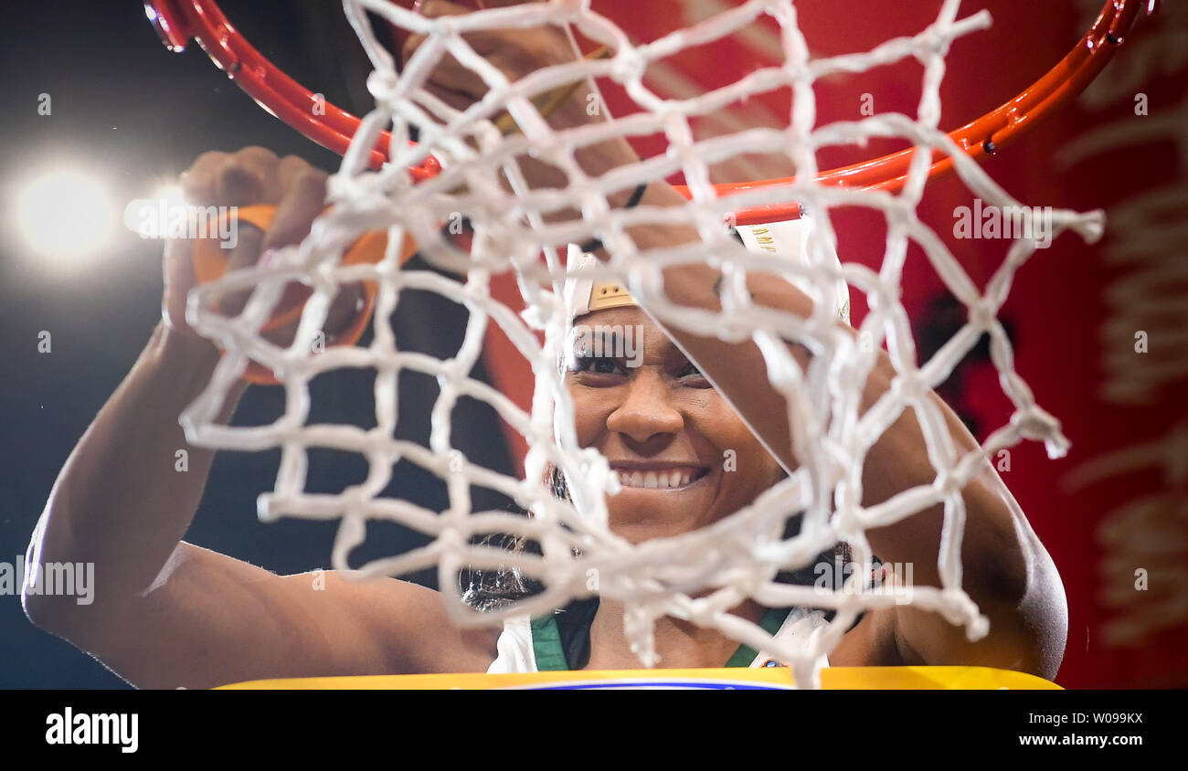 Dame Baylor Bears guard Chloe Jackson (24) coupe le filet après la Dame de Baylor Bears défait les Notre Dame Fighting Irish 82-81 pour gagner le 2019 Basket-ball Championnat national à l'Amalie Arena à Tampa, Floride le 7 avril 2019. Photo par Kevin Dietsch/UPI Banque D'Images