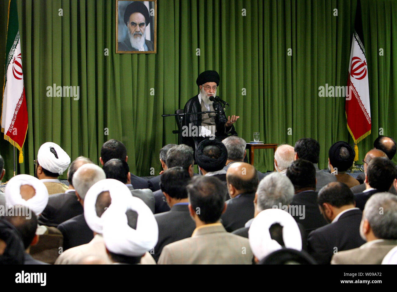 Une photo publiée par le gouvernement iranien de Leader suprême de l'Iran montre Ayatolah Khamenei s'exprimant lors d'une réunion avec les législateurs iraniens le dimanche 29 mai 2011 à Téhéran, Iran. UPI Banque D'Images