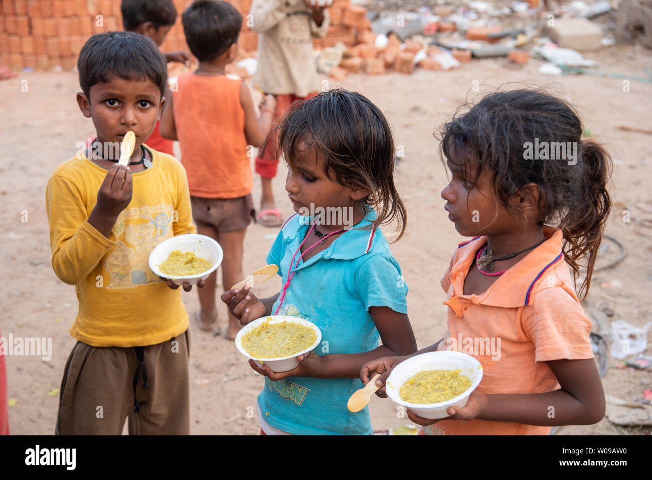 Les enfants pauvres à un camp de distribution alimentaire à New Delhi, en Inde. Banque D'Images