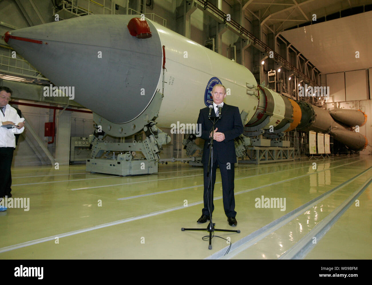 Le président russe Vladimir Poutine parle aux journalistes lors d'une visite au cosmodrome de Plessetsk dans l'Oblast d'Arkhangelsk, à 800 km (500 ml) au nord-est de Moscou, le 14 décembre 2006. De Plesetsk, en Russie, la plus au nord du complexe de lancement est le port spatial de la plus fréquentée au monde. (Photo d'UPI/Anatoli Zhdanov) Banque D'Images