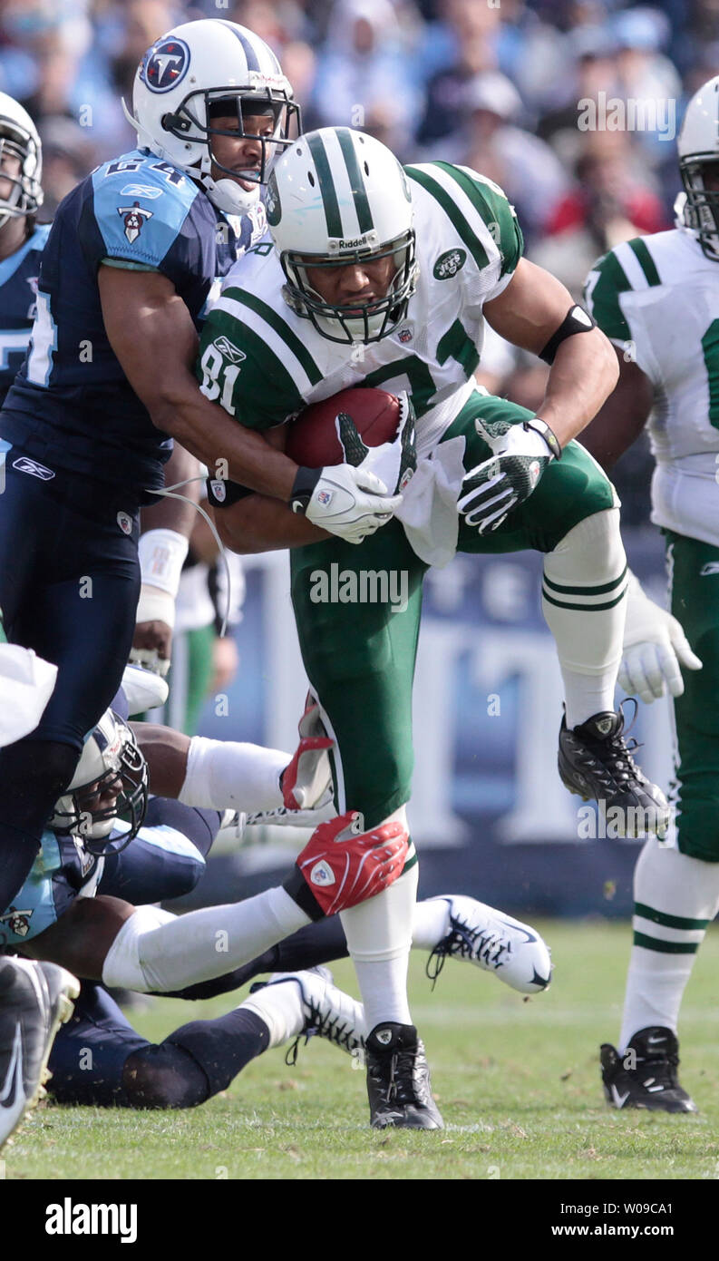 La sécurité des Tennessee Titans Chris Hope (24) s'attaque à New York Jets wide-receiver Dustin Keller (81) Après précipitation pour un gain de 16 verges au 2ème et 9 dans le premier trimestre au LP Field de Nashville, Tennessee le 23 novembre 2008. (Photo d'UPI/Frederick Breedon IV) Banque D'Images