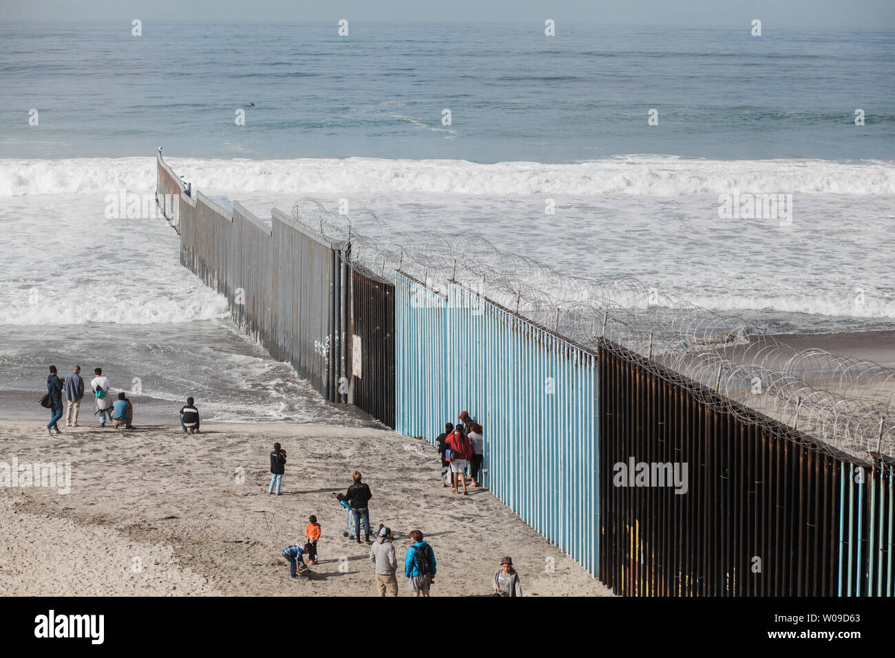 Les gens debout sur la plage sur le côté mexicain de la frontière à Playas de Tijuana avec les États-Unis à la droite du mur dans Jijuana, Mexique le 28 novembre 2018. Photo par Ariana/Drehsler UPI Banque D'Images