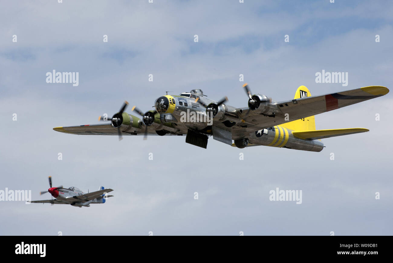 La Seconde Guerre mondiale, un avion Bombardier B-17G "Chuckie" escorté par un P 51 Mustang 'Le Rebelle' exécuter pendant l'Tico Warbird Air Show à l'espace de l'aéroport régional de la côte le 22 mars 2013 à Titusville, en Floride. Le salon est prévu pour le week-end du 22 au 24 mars. .UPI/Marino-Bill Joe Cantrell Banque D'Images