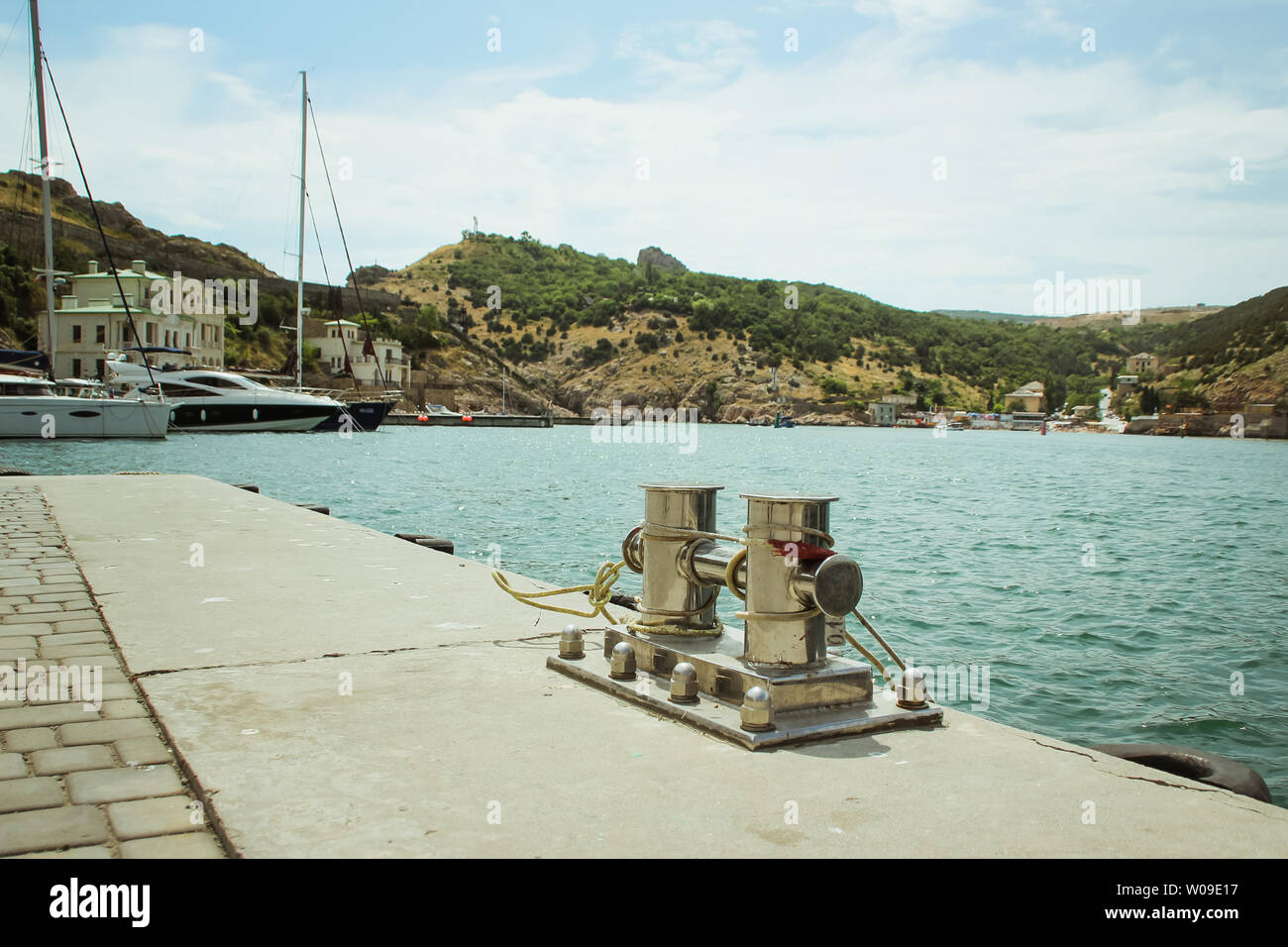Borne d'amarrage, entrelacées avec corde d'amarrage au port de la baie Banque D'Images