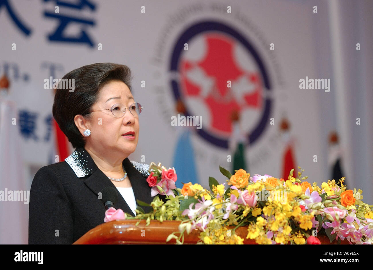 Madame Hak Ja Han Moon, un président de la Paix Universelle Fedration, parle à la convention inaugurale à Chiba, Japon le Oct 14, 2005.Elle a proposé qu'un pont sera construit à travers le détroit de Béring dans son discours inaugural. (Photo d'UPI/Keizo Mori) Banque D'Images