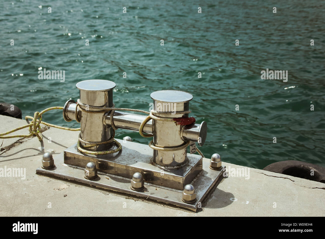 Borne d'amarrage, entrelacées avec corde d'amarrage au port de la baie Banque D'Images