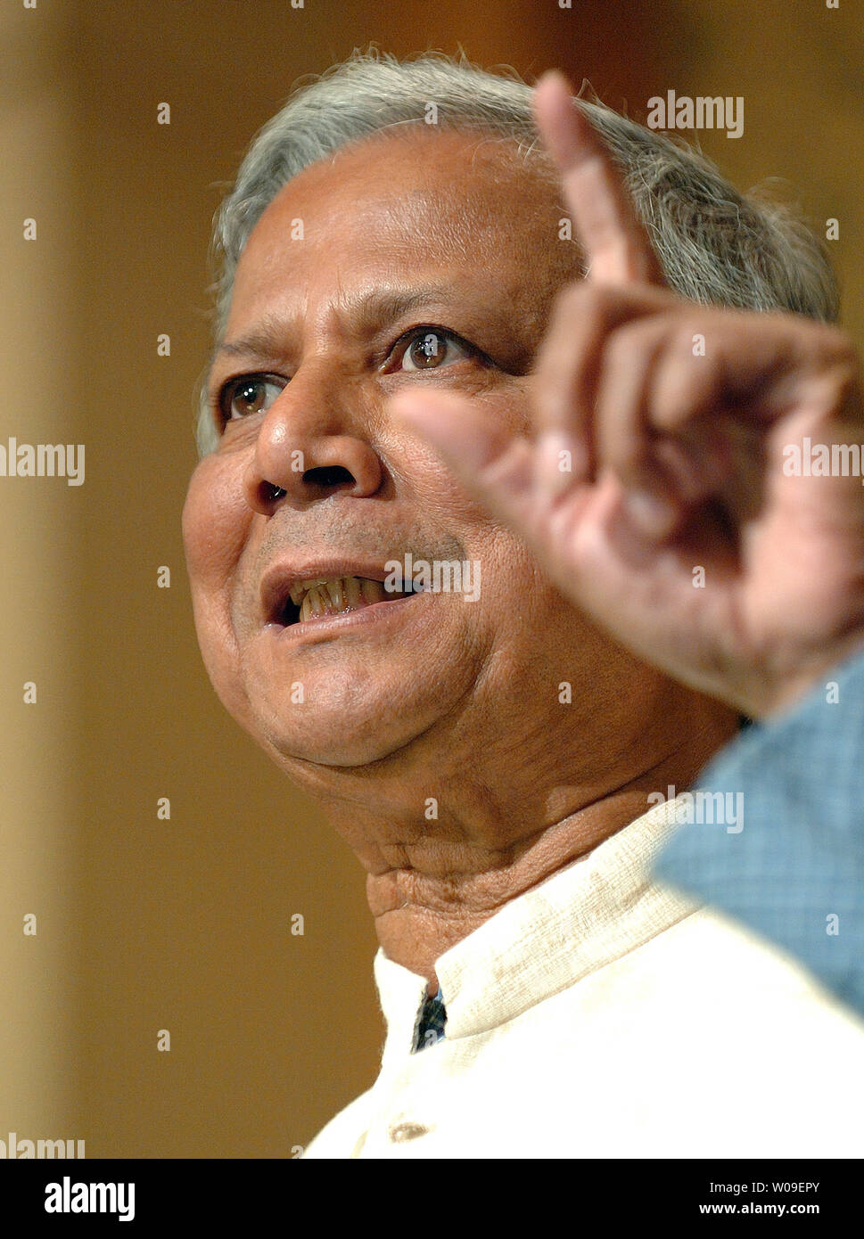 Le professeur Muhammad Yunus, fondateur de la Grameen Bank au Bangladesh, parle à la presse à Tokyo le 26 octobre 2006. Yunus a remporté le Prix Nobel de la paix 2006 pour son travail en donnant de petits prêts sans garantie pour les pauvres pour les aider à aller de l'avant dans la vie. (Photo d'UPI/Keizo Mori) Banque D'Images