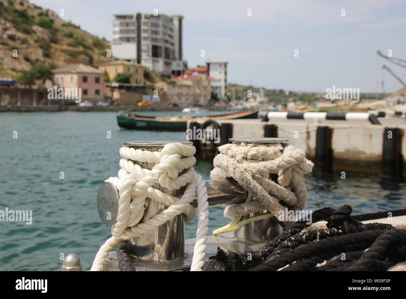 Borne d'amarrage, entrelacées avec corde d'amarrage au port de la baie Banque D'Images