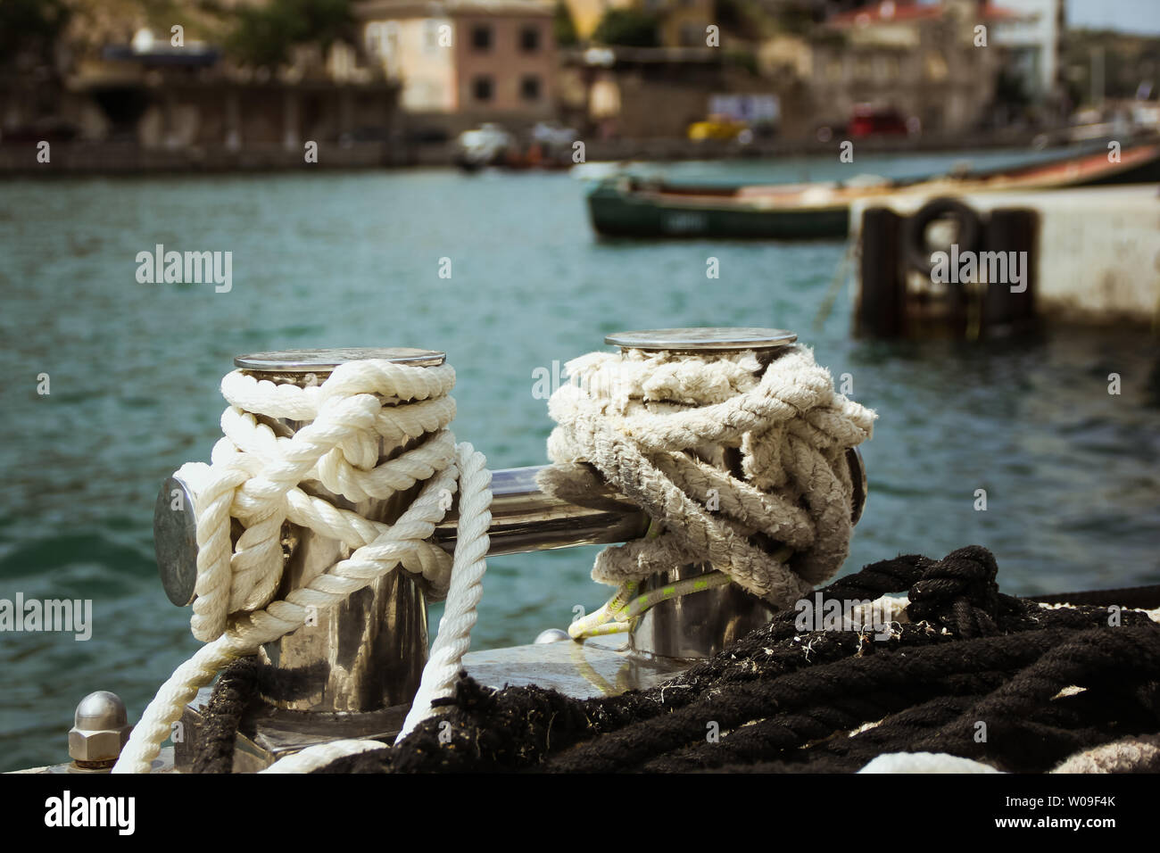 Borne d'amarrage, entrelacées avec corde d'amarrage au port de la baie Banque D'Images