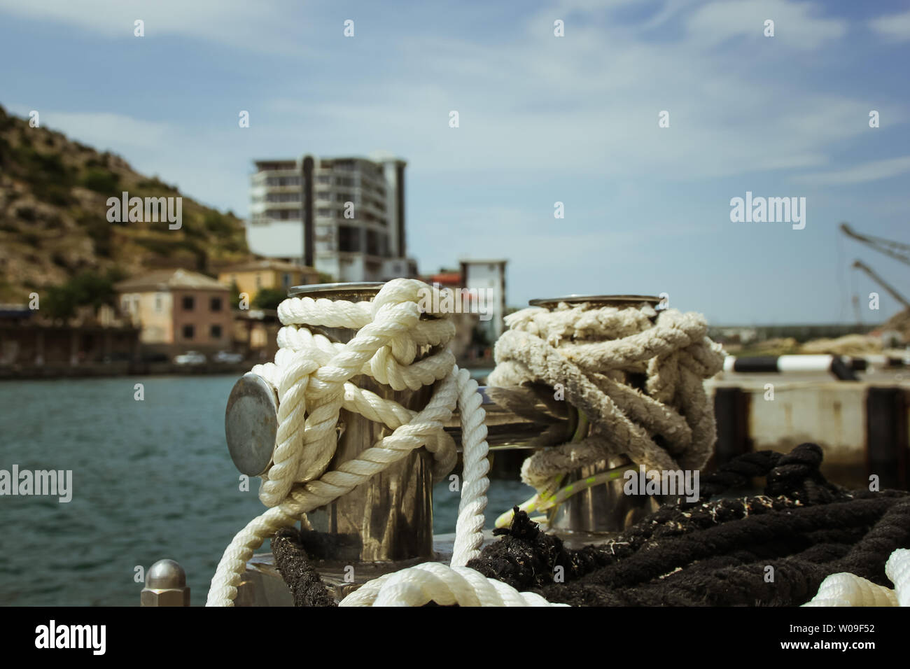 Borne d'amarrage, entrelacées avec corde d'amarrage au port de la baie Banque D'Images