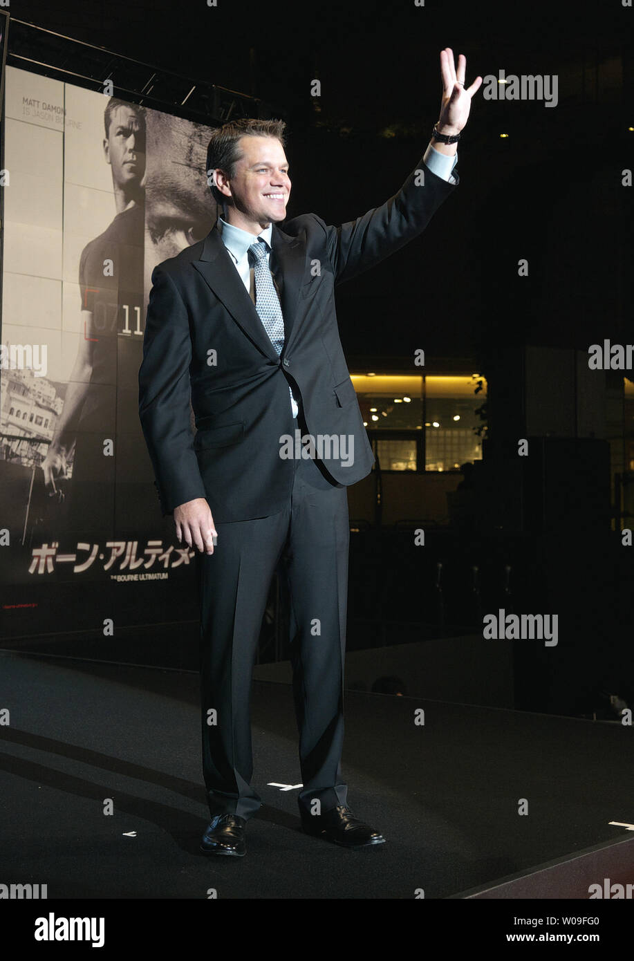 L'acteur américain Matt Damon, vagues de fans japonais pendant la cérémonie tapis rouge du Japon première pour son nouveau film 'The Bourne Ultimatum' à Tokyo, Japon, le 18 octobre 2007. Dans le film, il joue le rôle d'un célèbre tueur formés Jason Bourne. (Photo d'UPI/Keizo Mori) Banque D'Images